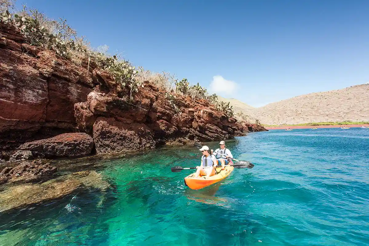 Hacer kayak en las Islas Galápagos.